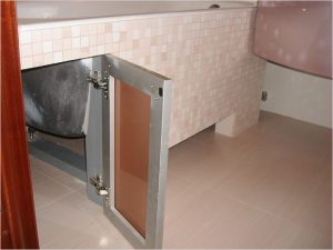 Из каких материалов изготавливают дверцы в нишу для ванной?